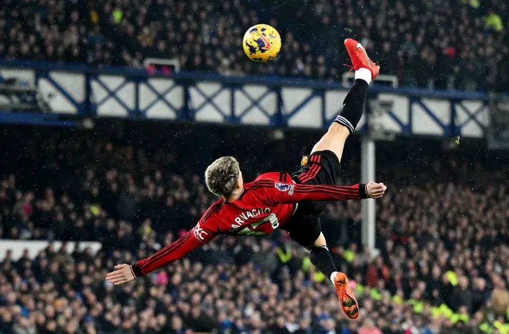 Así fue la chilena espectacular de Alejandro Garnacho para poner el 1-0 parcial del Manchester United ante el Everton. (Shaun Botterill/Getty Images).