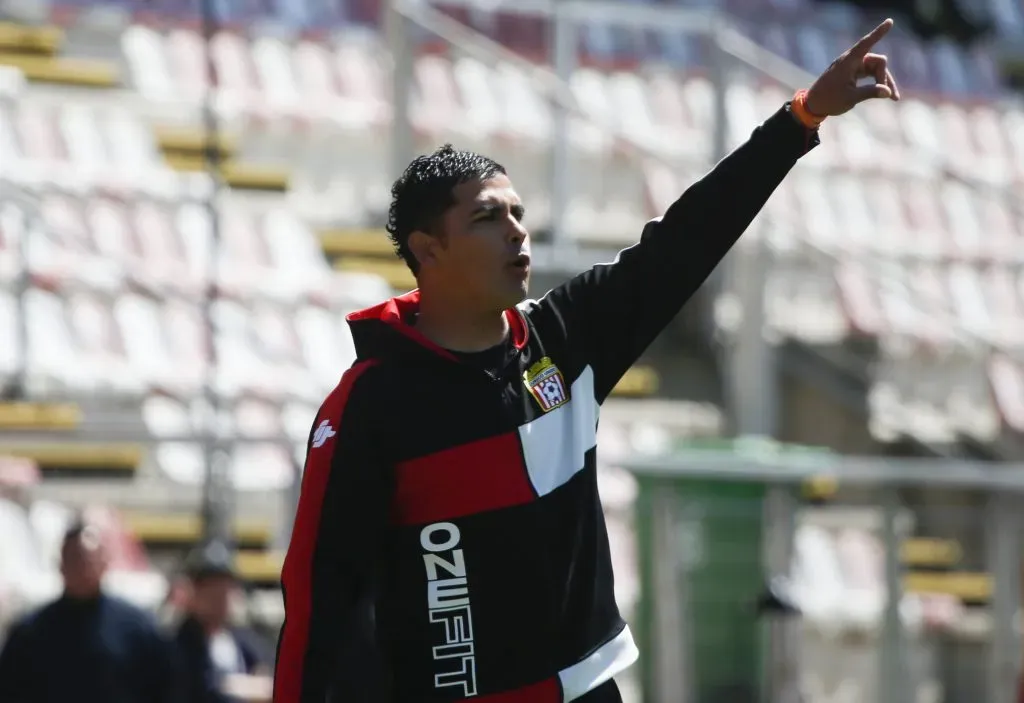 Miguel Riffo reparte indicaciones como DT de Curicó Unido. (José Robles/Photosport).
