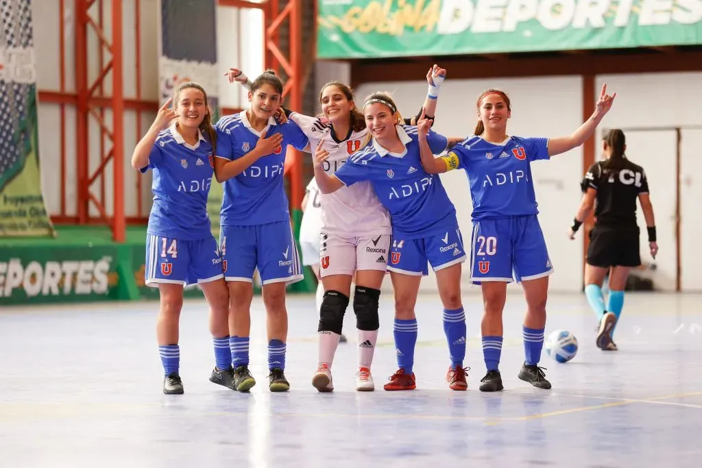 Las jugadoras de la U celebran el triunfo ante Recoleta. Foto: Sebastián Ñanco.