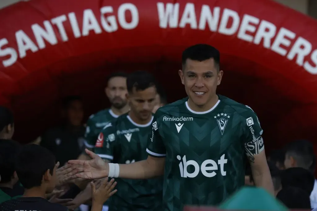 Carlos Muñoz tiene en duda su continuidad en Santiago Wanderers: su contrato finaliza en diciembre de 2023. (Andrés Piña/Photosport).