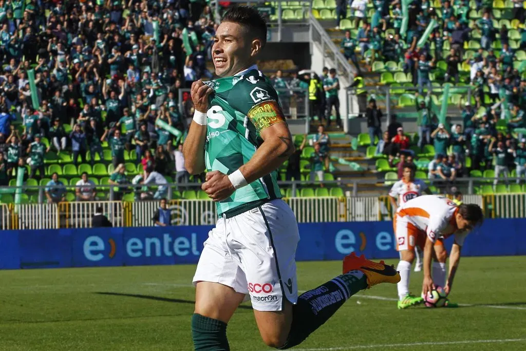 El Torta Opazo festeja un gol como capitán de Santiago Wanderers frente a Cobresal. (Sebastián Cisternas/Photosport).