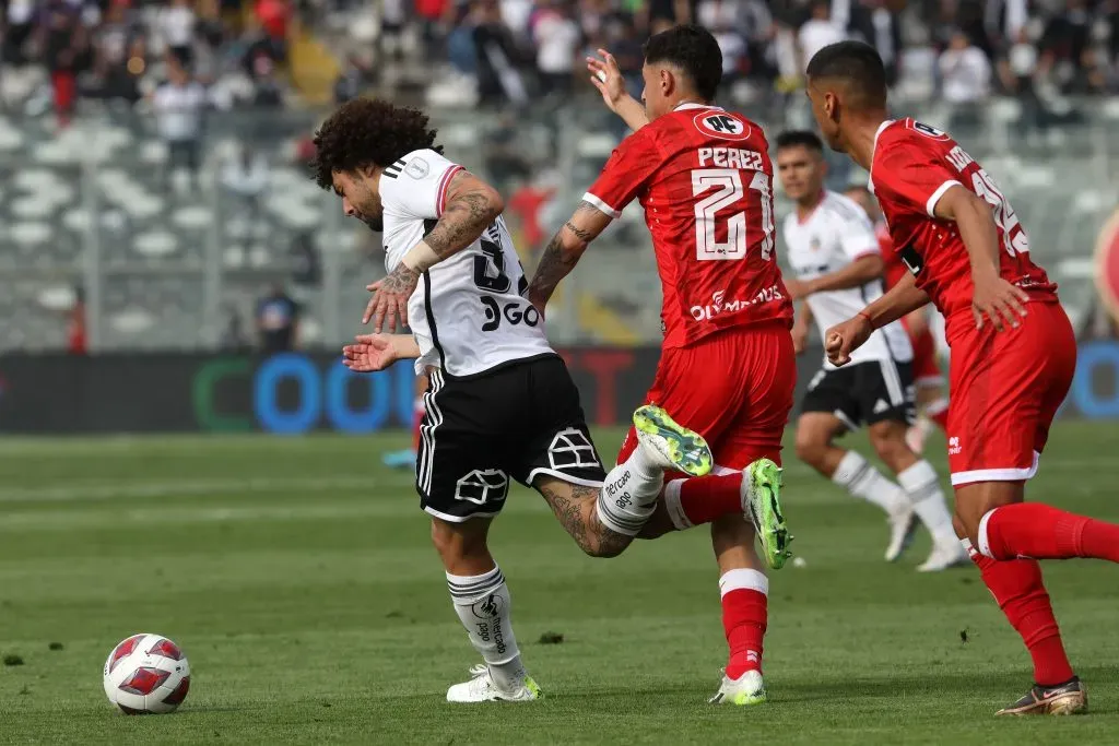 El pasto del Monumental se veía así el día del triunfo ante La Calera. (Javier Salvo/Photosport).