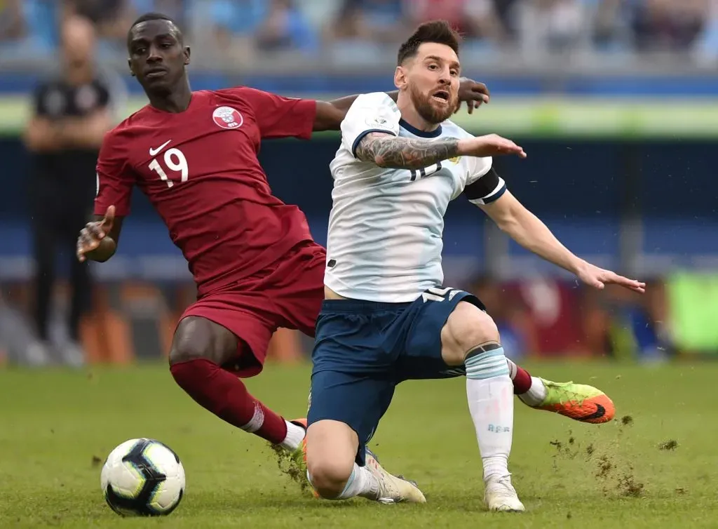 Ali Almoez contra Messi en un partido de la Copa América 2019