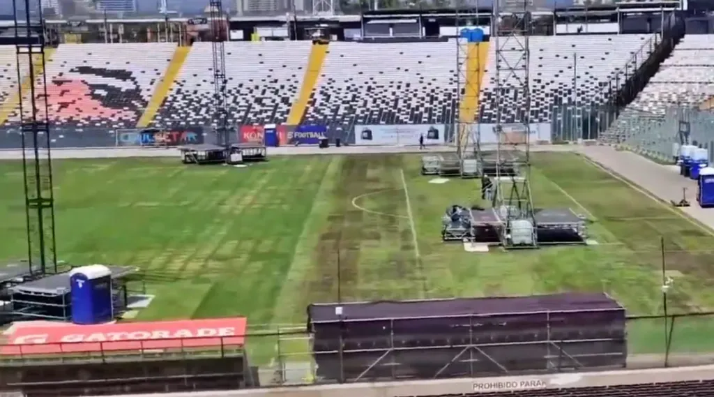 En estas condiciones quedó el Monumental tras los conciertos de Roger Waters. De todas formas y aún con un concierto más por realizarse, Colo Colo jugará ahí el domingo. Foto: Radio ADN.