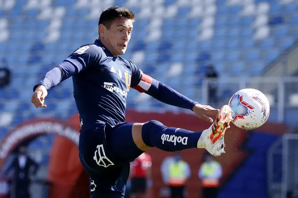 Matías Rodríguez en acción por la Universidad de Chile, el único club del fútbol chileno que ha defendido. (Andrés Piña/Photosport).