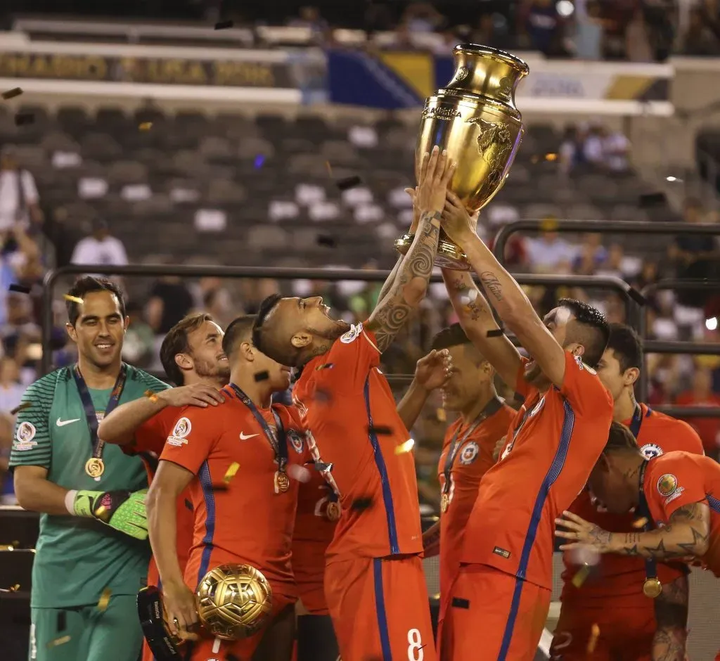 Arturo Vidal levanta la Copa América Centenario en Estados Unidos (Imago)