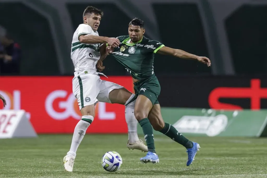 Benjamín Kuscevic (Coritiba) marca a su ex compañero Rony (Palmeiras). (Alexandre Schneider/Getty Images).