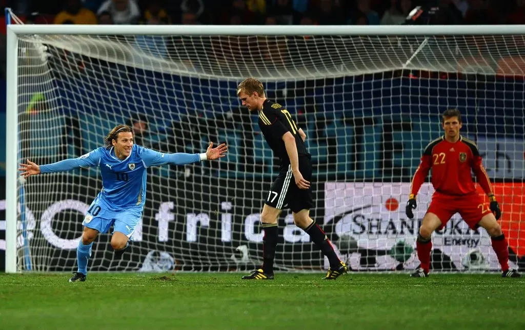 Diego Forlán celebra un gol que le anotó a Alemania por la definición del tercer y cuarto puesto en Sudáfrica 2010. (Laurence Griffiths/Getty Images).