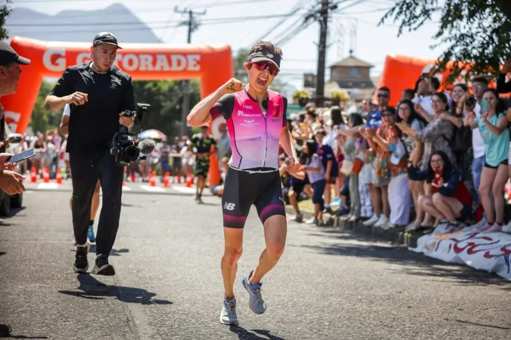Bárbara Riveros tras ganar su 7° Ironman de Pucón en 2022 (Meta)