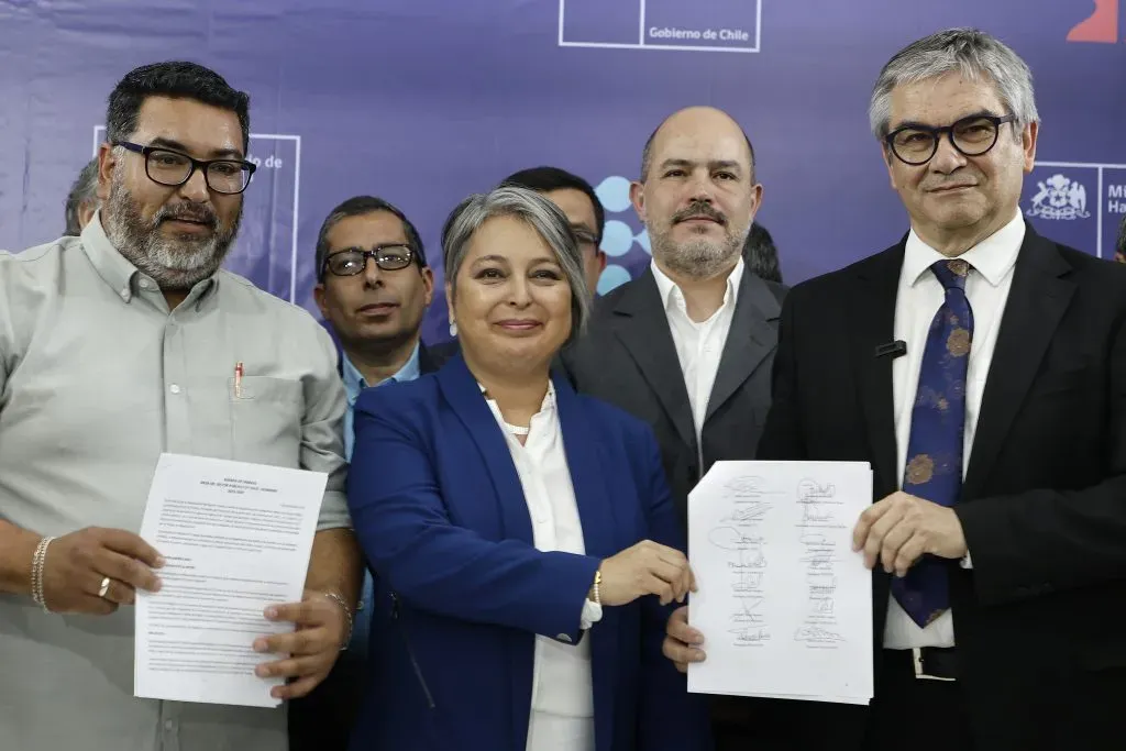 El acuerdo alcanzado entre el sector público y el Gobierno. Foto: Dragomir Yankovic/Aton Chile