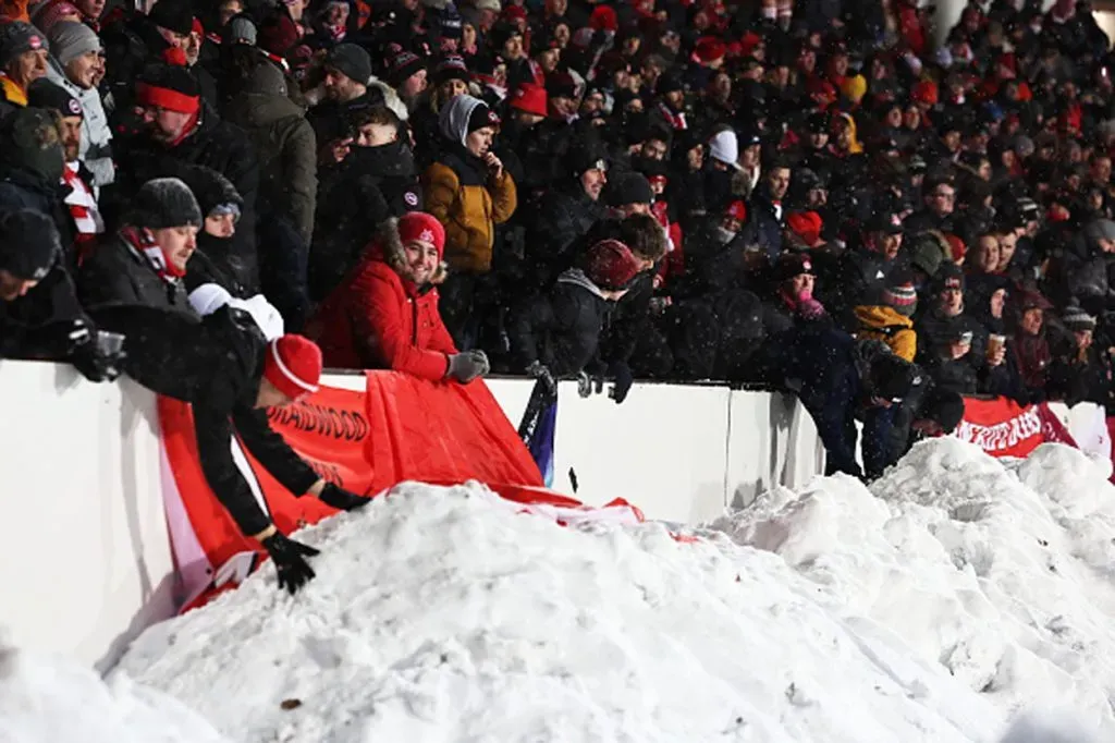 Los hinchas del Aberdeen aprovecharon la nieve acumulada en los costados que se había sacado de la cancha para hacer puntería con el arquero del Helsinki.