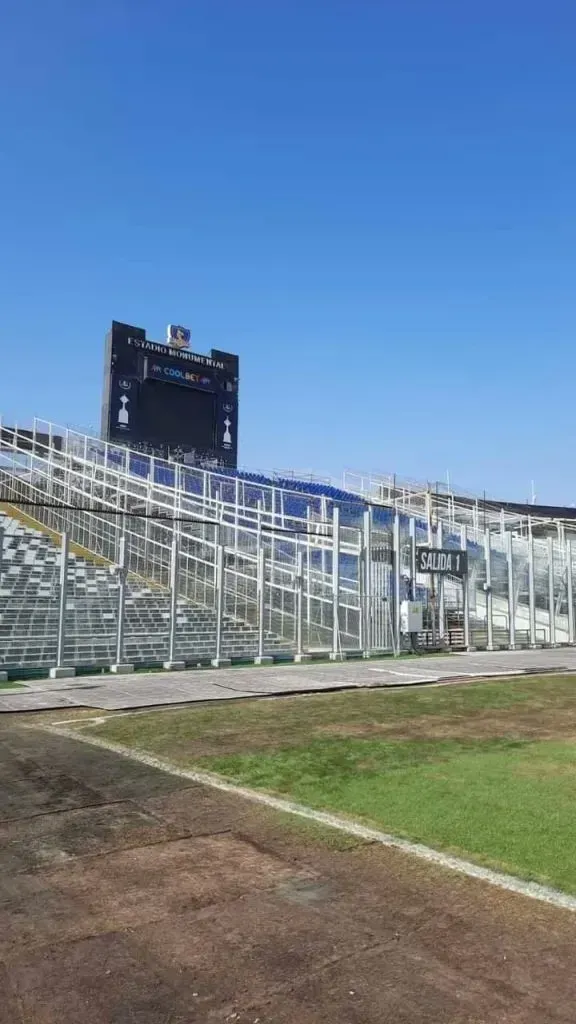 Cancha dañada del Estadio Monumental