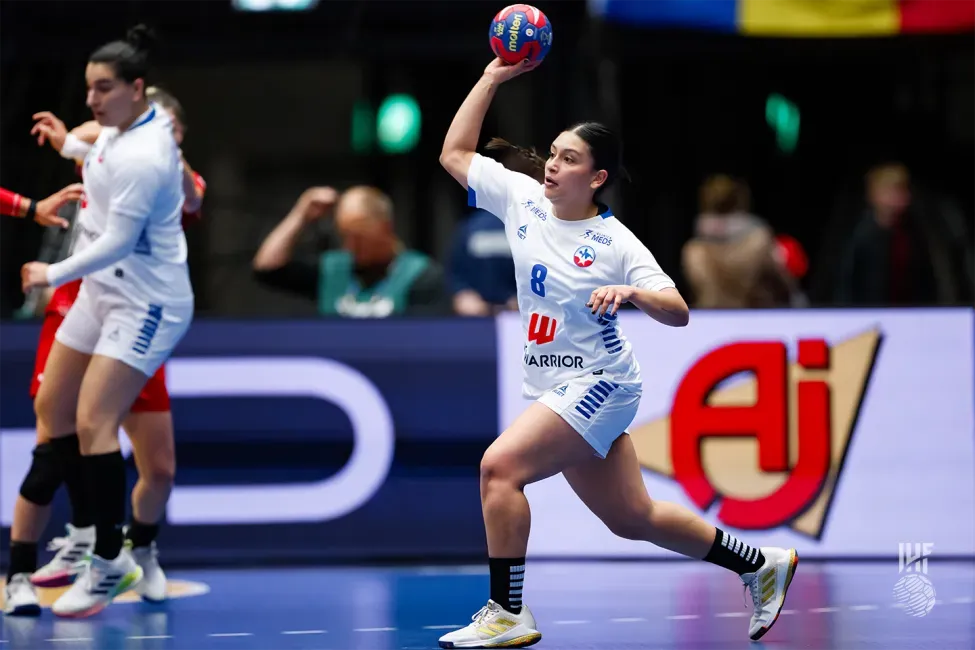 Josefa Araya en acción con Chile ante Rumania por Mundial Femenino de Balonmano (IHF)