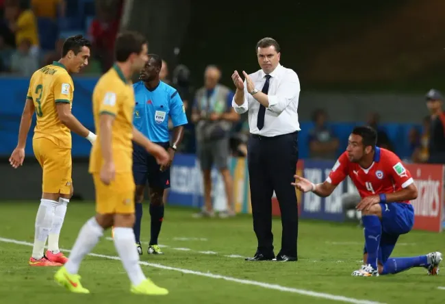 Ange Postecoglou en el duelo entre Australia y Chile. (Clive Brunskill/Getty Images).
