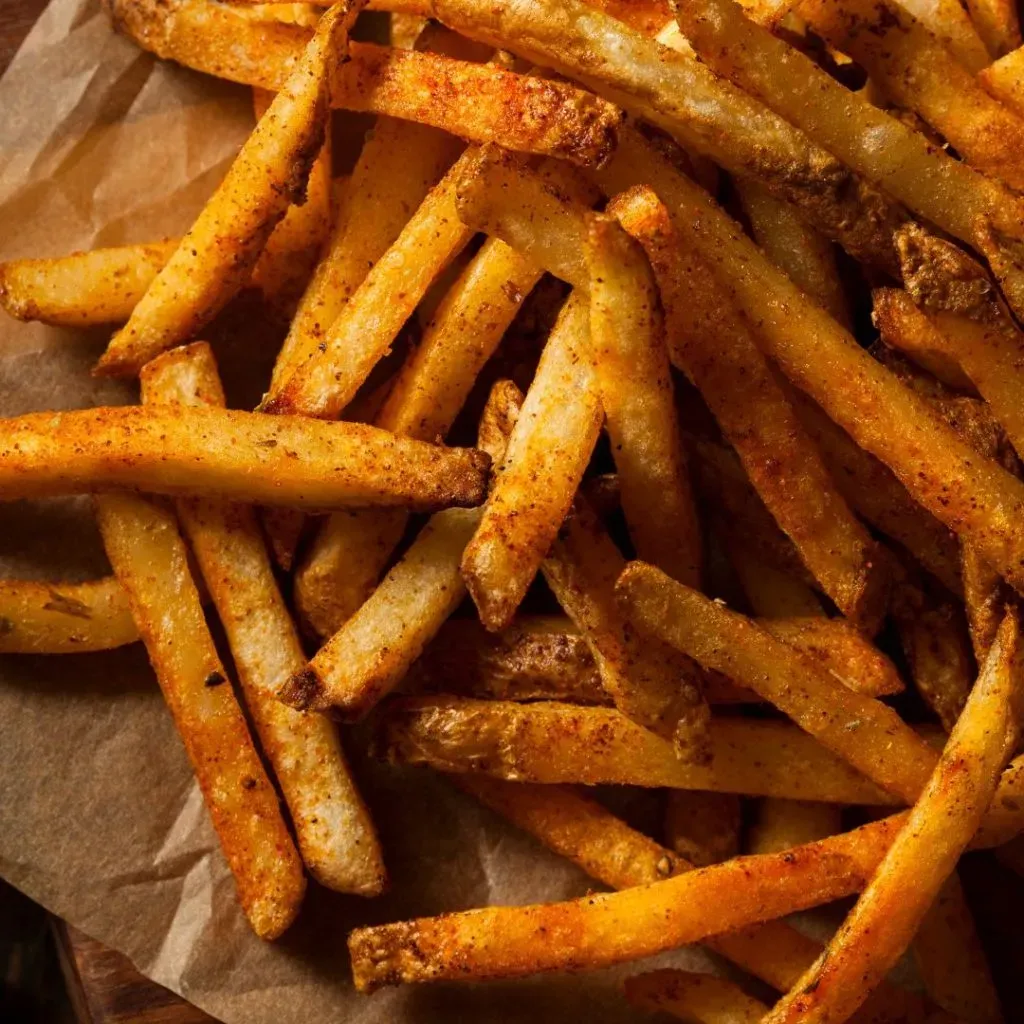 Papas fritas sazonadas con diferentes especies