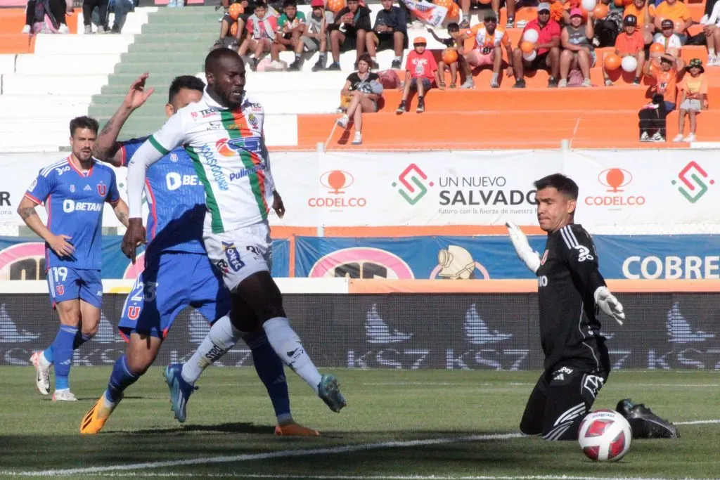 Toselli sufrió contra el poderío ofensivo de Cobresal en El Salvador (Photosport)
