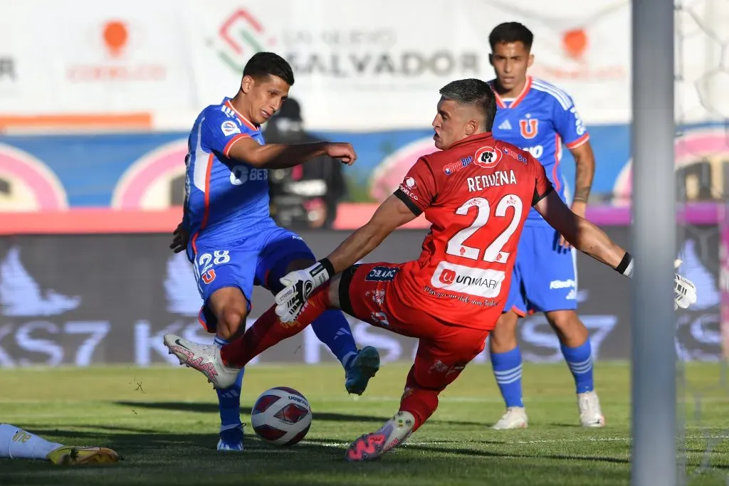 Leandro Requena achica ante un remate de Israel Poblete. Desde atrás, Lucas Assadi mira con atención. (Alejandro Pizarro Ubilla/Photosport).