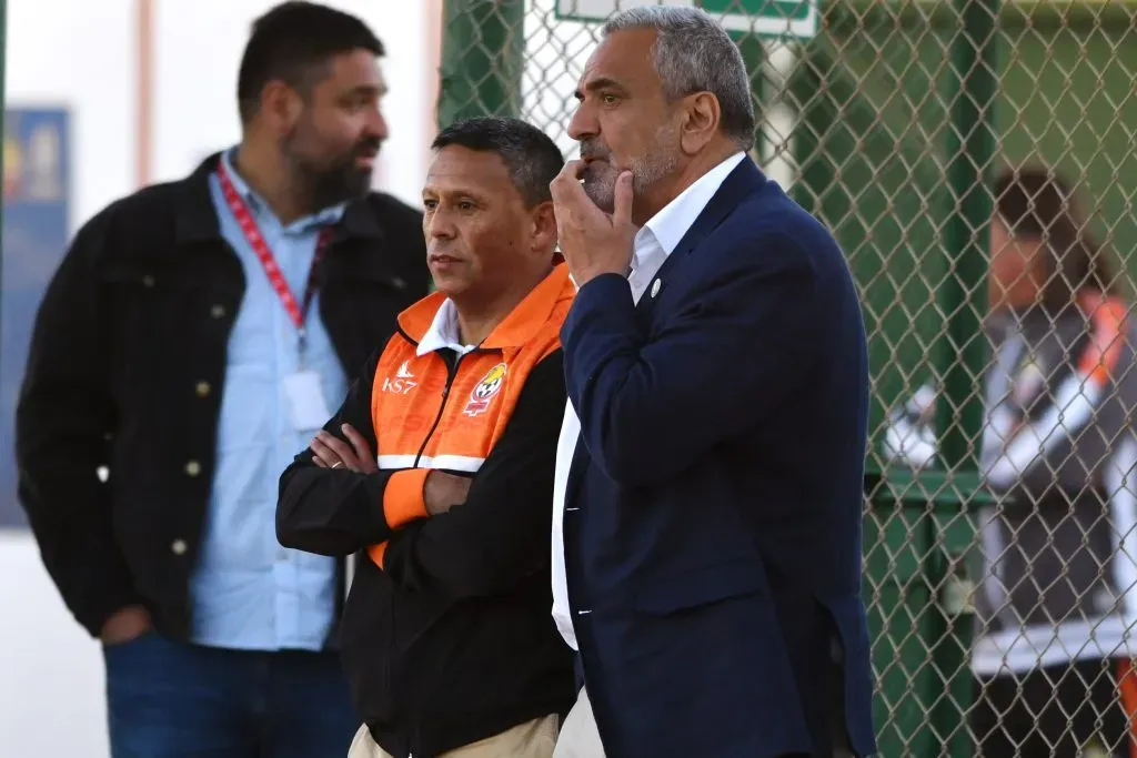 Otra imagen de Pablo Milad en El Cobre: acompañado de Juan Silva, gerente deportivo de Cobresal. (Alejandro Pizarro Ubilla/Photosport).