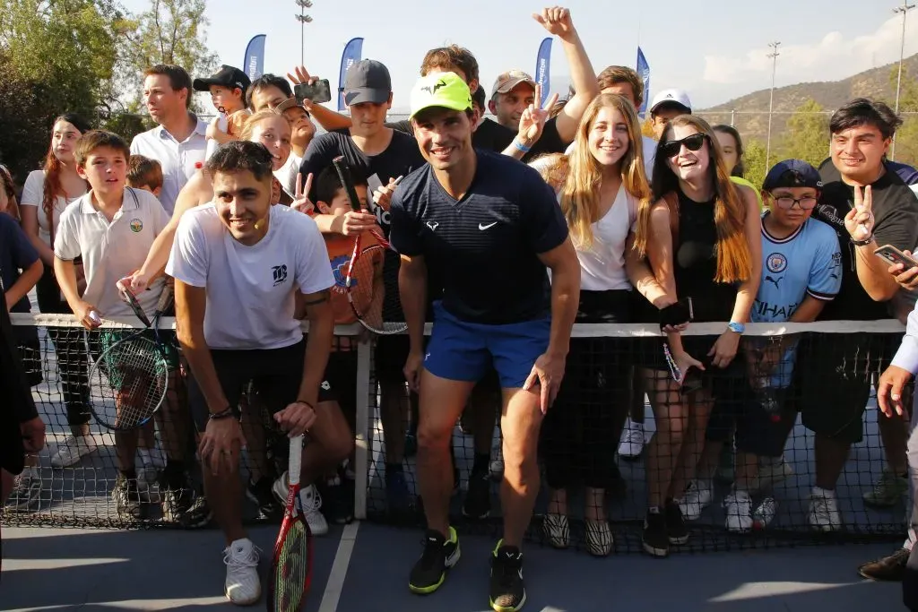 En noviembre de 2022, Rafael Nadal jugó un partido de exhibición con Alejandro Tabilo. San Carlos de Apoquindo, mismo escenario donde se jugó el Chile Open en 2023, fue donde el español y el chileno se enfrentaron. En la previa, hicieron una clínica de tenis. | Foto: Photosport