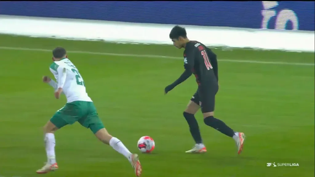 Osorio anotó el 2-1 del Midtjylland ante Viborg con un verdadero golazo, y después inició la jugada que terminó con en el 3-1.