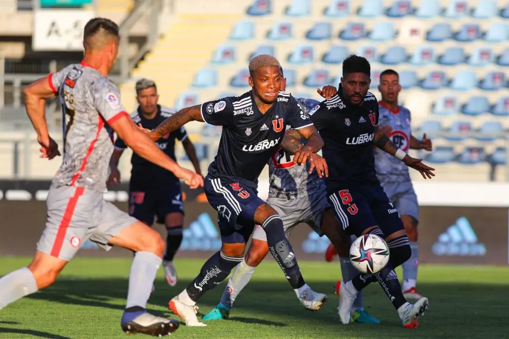 Ramón Arias y Junior Fernandes fueron los héroes de la U para salvarse del descenso.