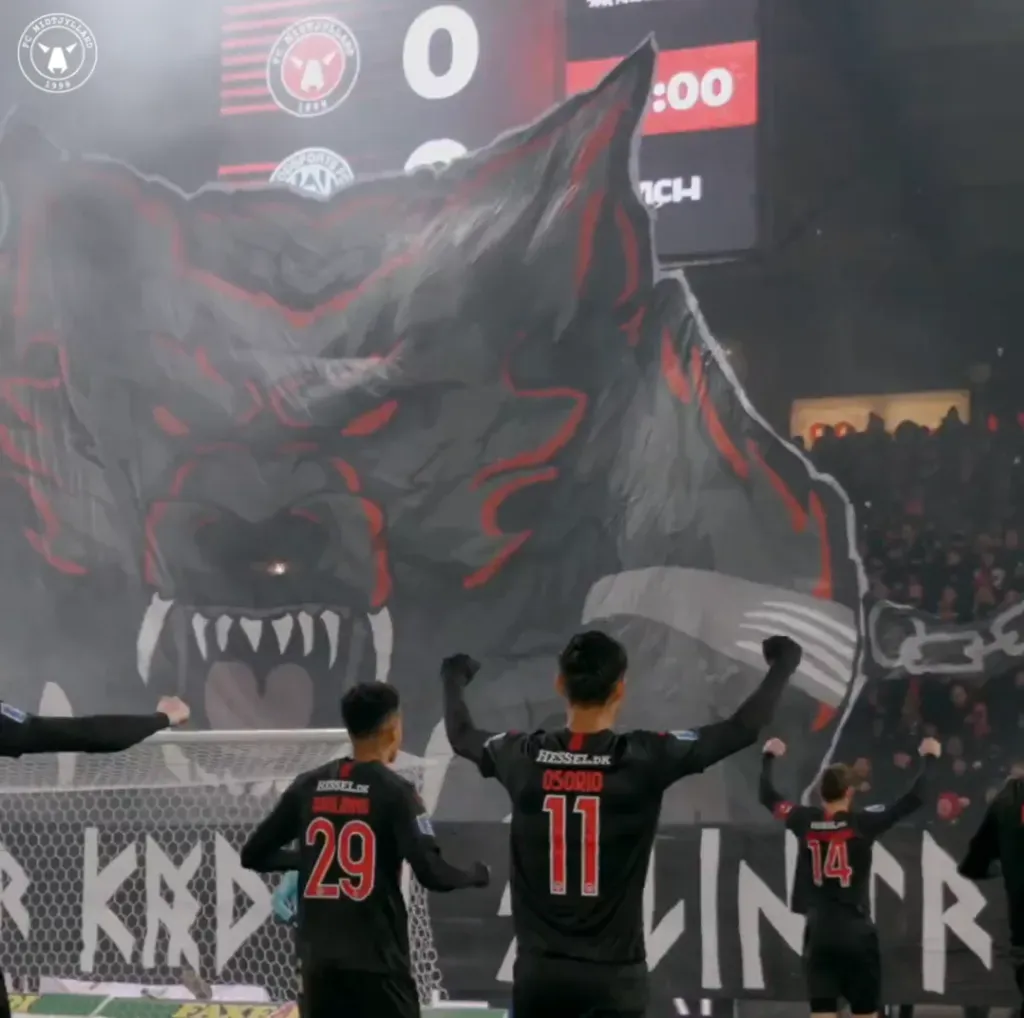 El festejo de Darío Osorio tras la gran victoria del Midtjylland. (Captura: Midtjylland).