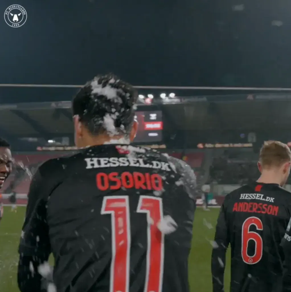 Darío Osorio recibió una bola de nieve tras ser figura en el clásico entre el Midtjylland y el Viborg en Dinamarca. (Captura Midtjylland).