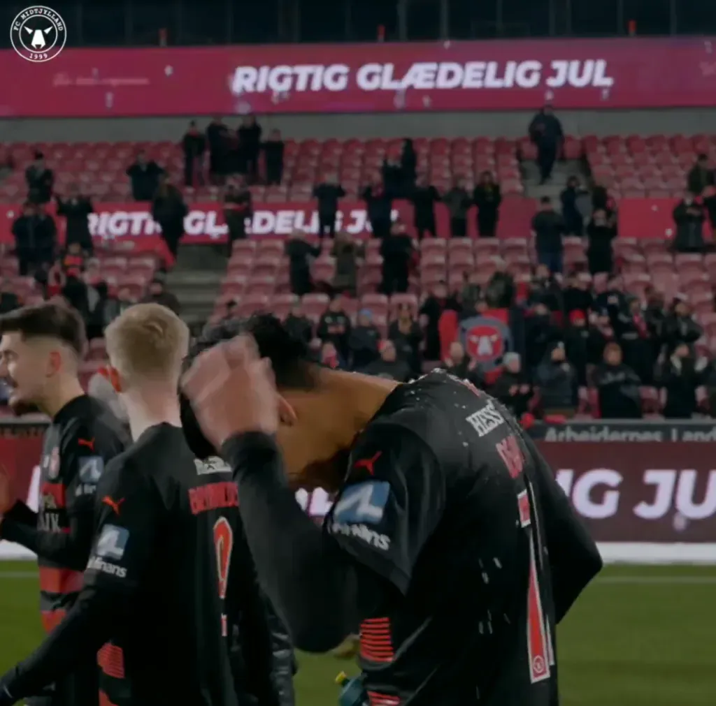 Darío Osorio intenta sacudirse de una bola de nieve que le tiró su gran socio en Dinamarca. (Captura: Midtjylland).