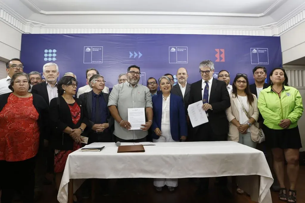 Santiago, 5 de diciembre de 2023
El ministro de Hacienda, Mario Marcel y su par de Trabajo y Prevision Social, Jeannette Jara, dan a conocer el acuerdo alcanzado con la mesa del sector publico por el reajuste salarial 2023.
Dragomir Yankovic/Aton Chile