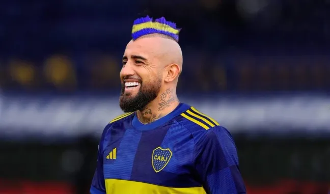 Arturo Vidal con los clásicos colores de Boca en su mítico mohicano. | Foto: Diario Olé.