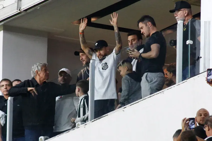 Neymar visitó hace poco el estadio del Santos, y fue ovacionado por los hinchas. | Foto: Santos FC