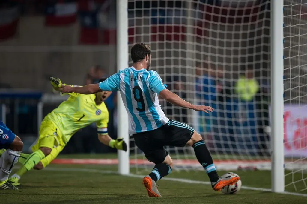 Gonzalo Higuaín se perdió goles increíbles en sus finales jugadas con Argentina. Este por ejemplo debe ser la que más agradece el pueblo chileno. | Foto: Photosport.