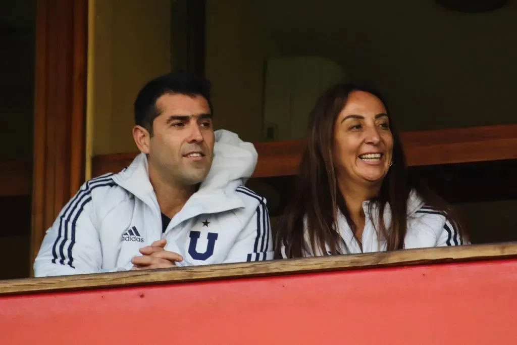 Cecilia Pérez ve el partido de la U en el Estadio Santa Laura. | Foto: Photosport