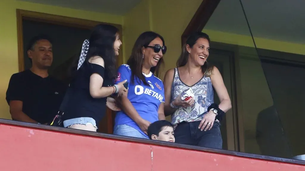 Cecilia Pérez suele acompañar a Universidad de Chile masculino y femenino en el estadio.