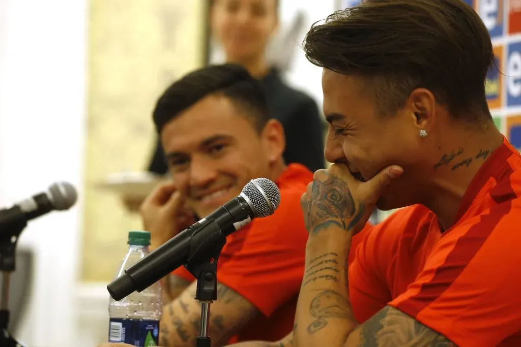 Eduardo Vargas y Charles Aránguiz no solo fueron compañeros en la U, sino que también en la selección chilena. Y son grandes amigos. | Foto: Photosport