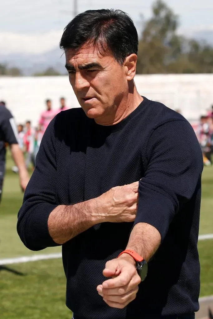 Gustavo Quinteros vive sus últimos partidos como técnico de Colo Colo (Photosport)