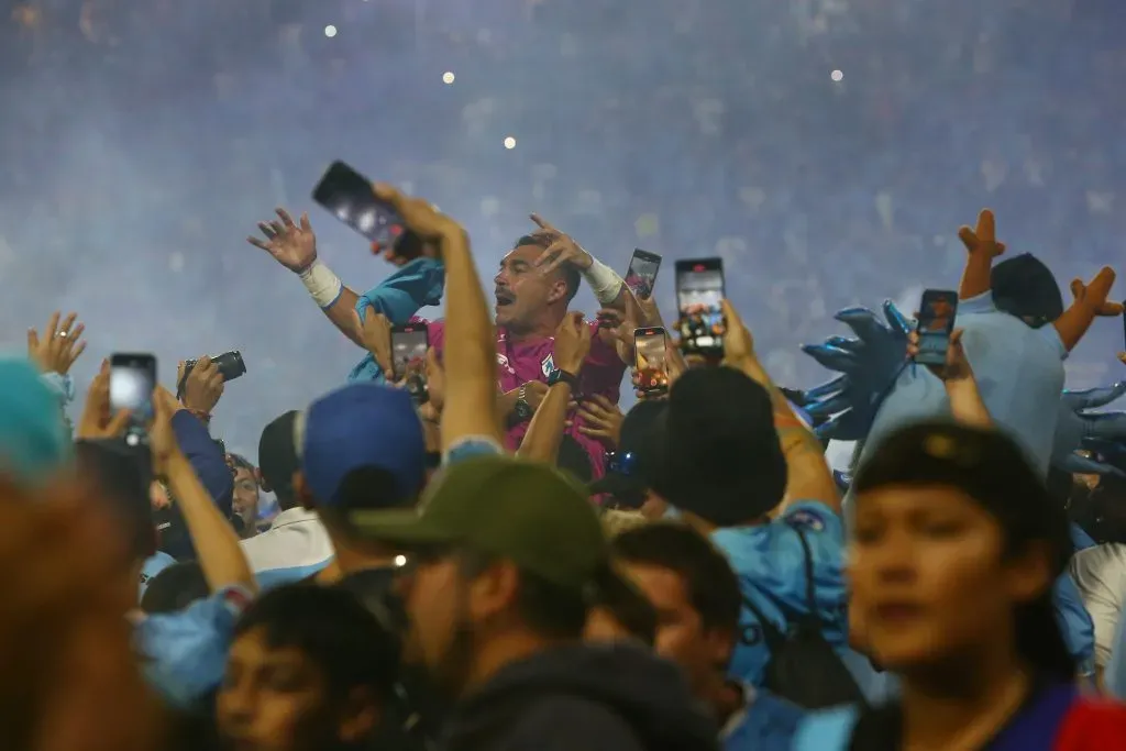La gente buscó al portero para celebrar en la cancha del estadio Tierra de campeones de Iquique. Foto: Alex Diaz/Photosport