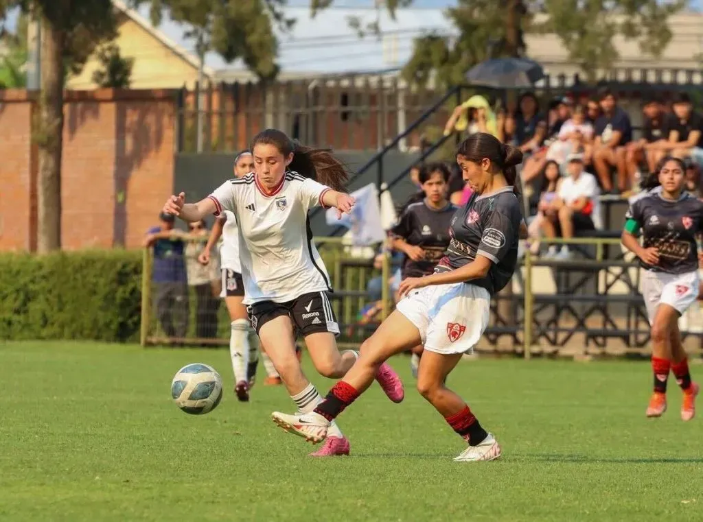 Catalina Muñoz muestra que heredó el talento de su padre para el fútbol. | Foto: Colo Colo