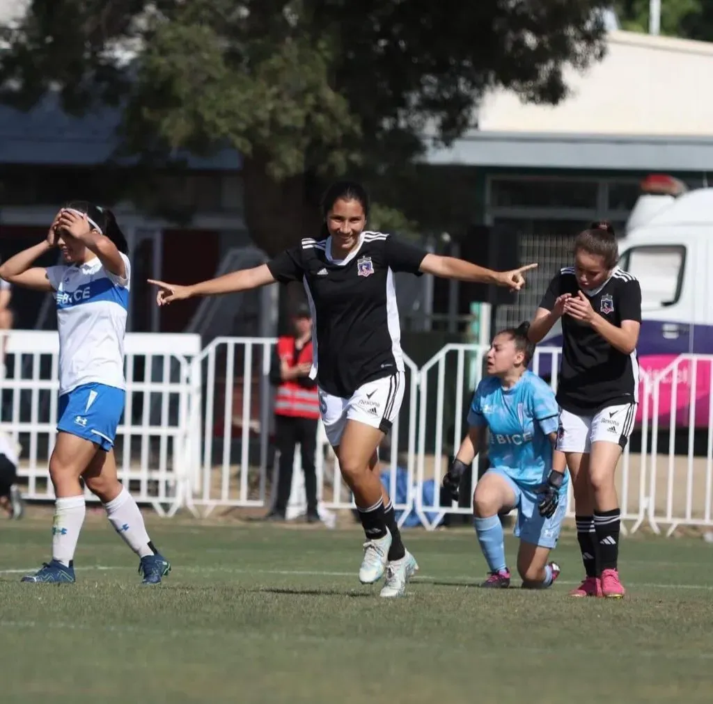 Catalina Muñoz celebra con sus compañeras en el partido que les dio el bicampeonato. | Foto: Colo Colo