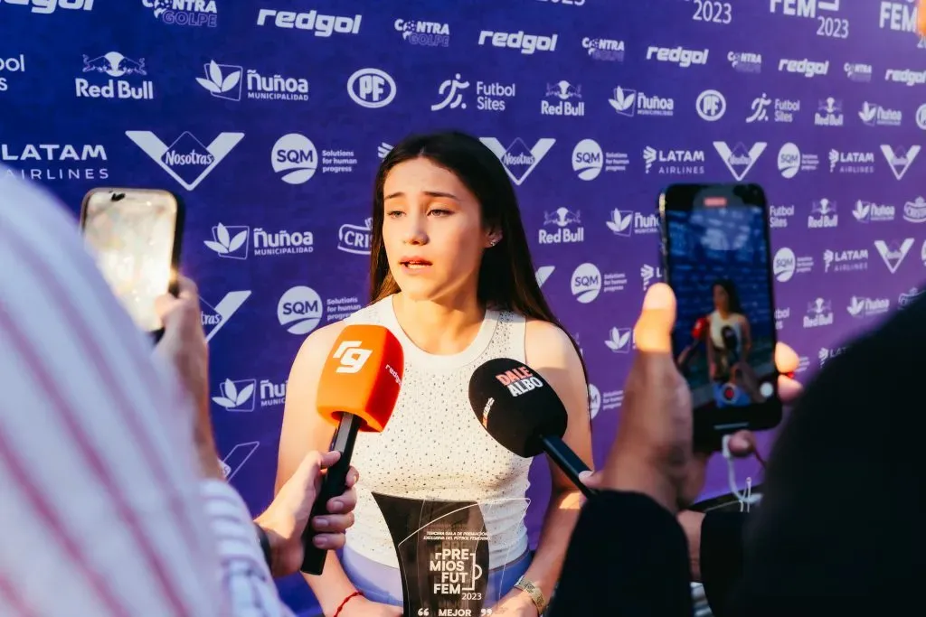 Catalina Muñoz atiende a los medios tras ganar el premio a Mejor Jugadora del Fútbol Formativo. | Foto: @casimaria