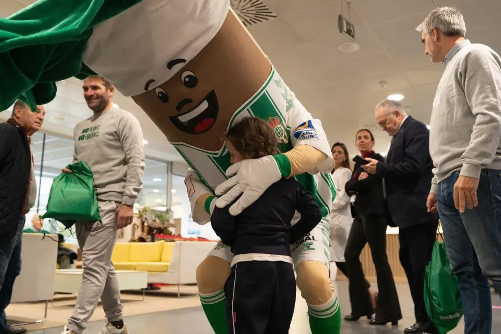 La mascota del Betis acompañó a jugadores del plantel al hospital