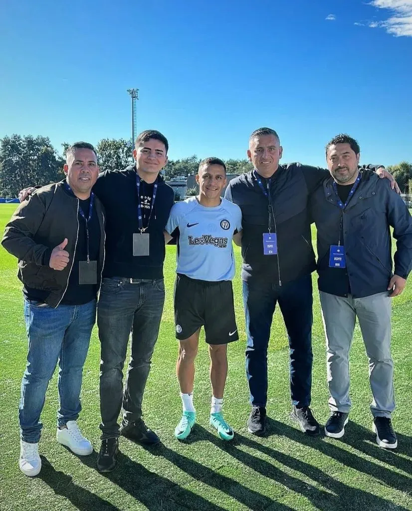 Jaime García y su cuerpo técnico posan junto a Alexis Sánchez en las canchas de entrenamiento del Inter de Milán, un lugar al que no pueden acceder muchas personas pero gracias al Niño Maravilla lo lograron. | Foto: Instagram