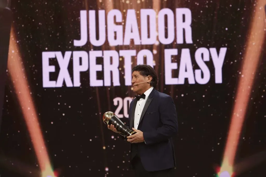 Iván Zamorano le entregó el galardón a Fernando Zampedri como mejor jugador de la temporada 2023. | Foto: Carlos Parra / Comunicaciones ANFP