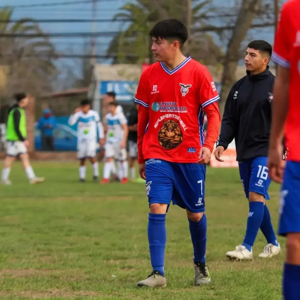 Sebastián Torres es el mejor futbolista amateur del año. | Foto: @terceraenfotos