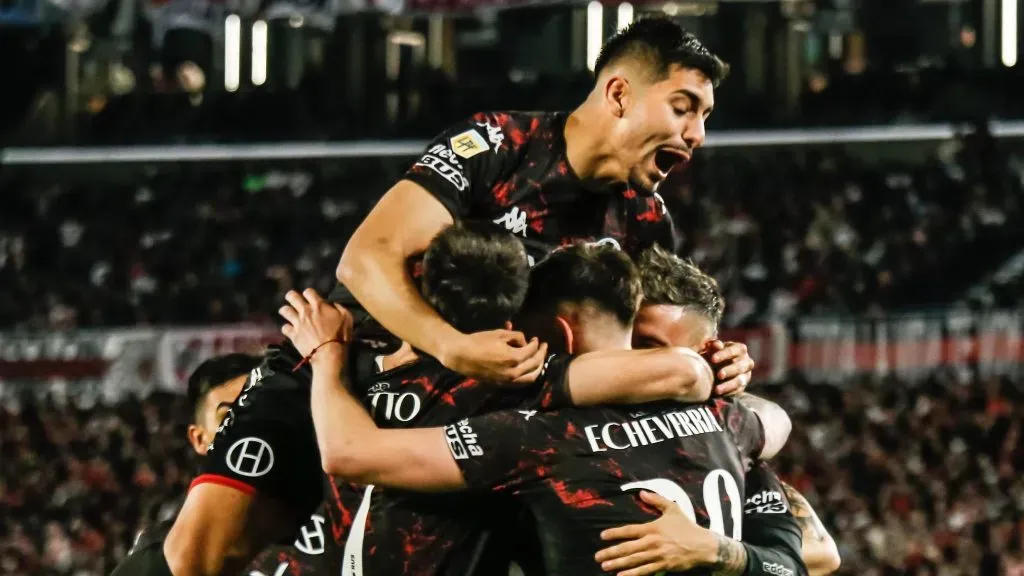 Alarcón festeja el triunfo de Huracán sobre River Plate