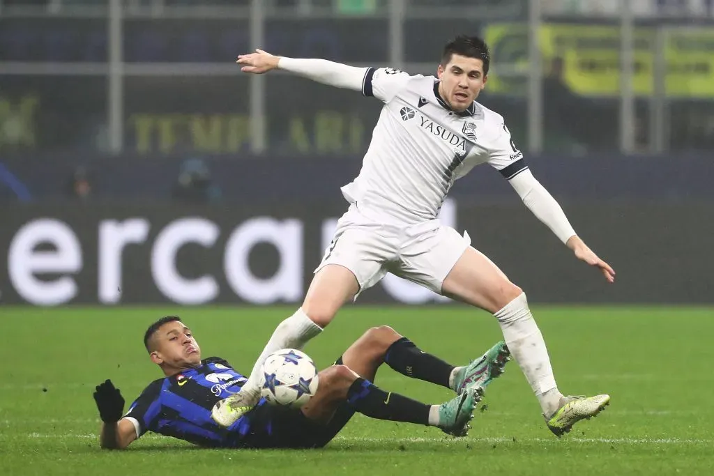 Alexis Sánchez intenta robarle la pelota a Igor Zubeldia de Real Sociedad, en el duelo jugado en el Estadio Giuseppe Meazza. | Foto: Marco Luzzani / Getty