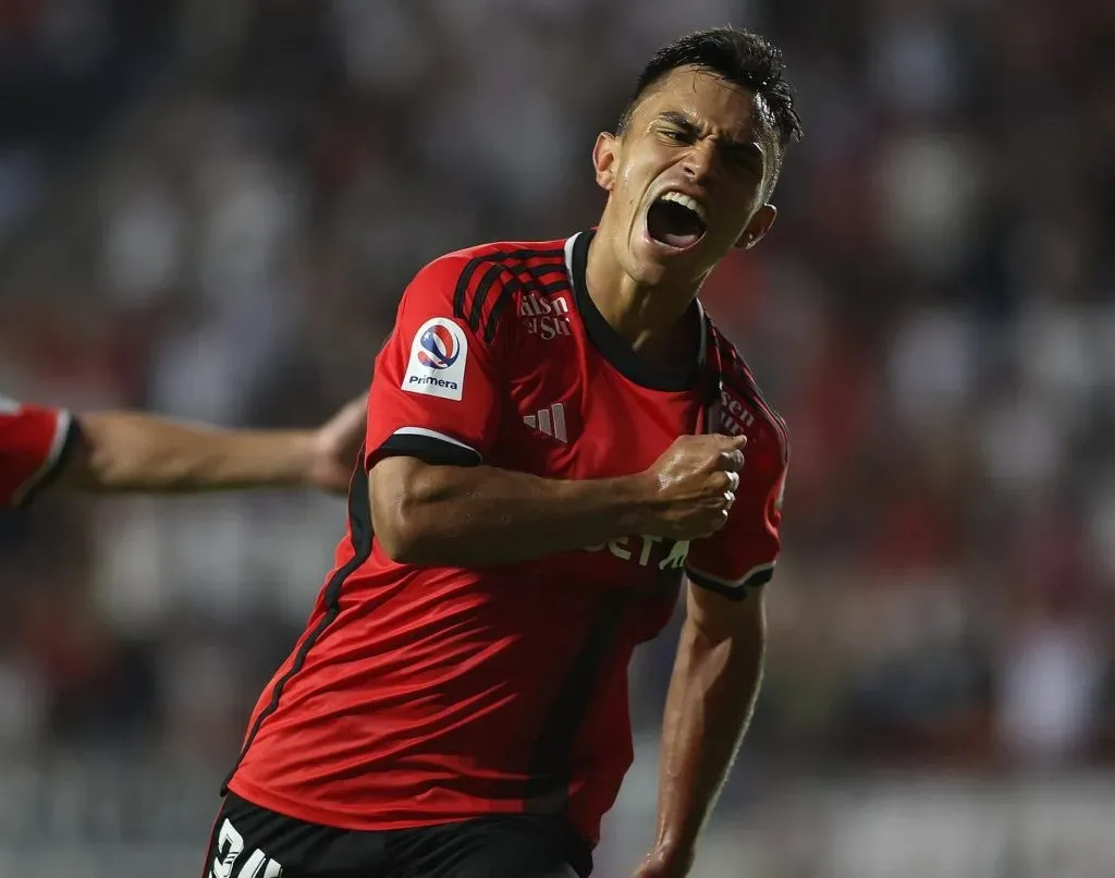 Vicente Pizarro celebra su gol ante Magalles (Foto: Colo Colo)