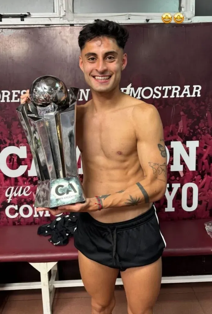 Javier Altamirano con la Copa Argentina ganada con Estudiantes de La Plata. Foto: Instagram.