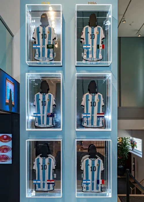 Las seis camisetas de Lionel Messi que fueron subastadas en Nueva York, Estados Unidos. | Foto: Archivo.