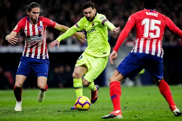 Filipe Luís contra Messi. (Foto: Getty Images)